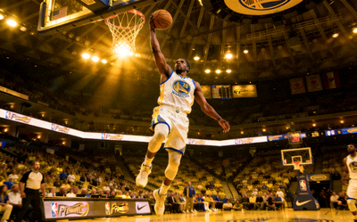 NBA湖人队对阵勇士队季后赛精彩扣篮视频封面，詹姆斯突破扣篮瞬间