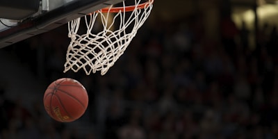 NBA洛杉矶湖人队对阵金州勇士队篮球比赛直播，斯台普斯中心球场全景